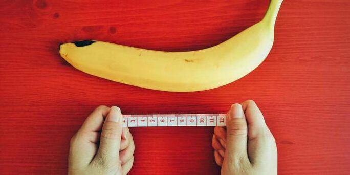 mesure du pénis avant l'agrandissement en utilisant l'exemple d'une banane