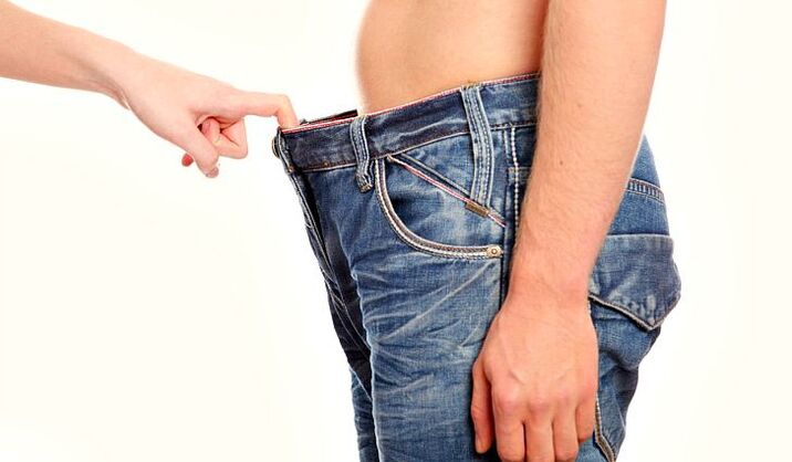 une femme jette un coup d'œil dans le pantalon d'un homme avec un pénis agrandi