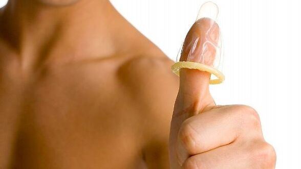 préservatif sur le doigt et l'agrandissement du pénis de l'adolescent